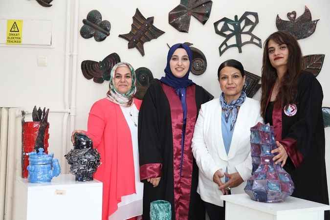 2023/06/06/trabzon-universitesi-resim-is-mezunlarinin-seramik-sergisi-3.jpg