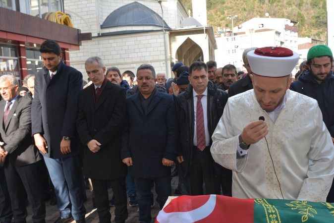 2023/12/12/trabzonda-asanoglu-toprega-defnedildi-4.jpg