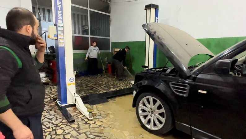 2023/12/12/trabzonda-kaymakli-mahallesini-su-basti-3.jpg