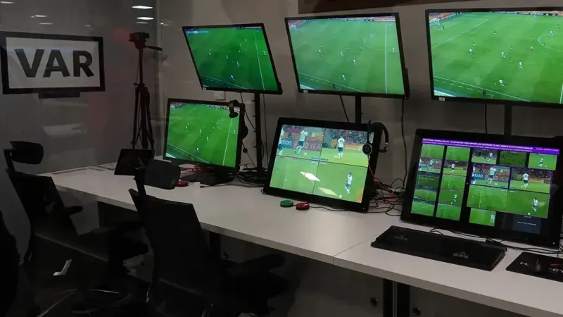 Trabzonspor - Konyaspor Maçında VAR Koltuğunda Alman Hakem!