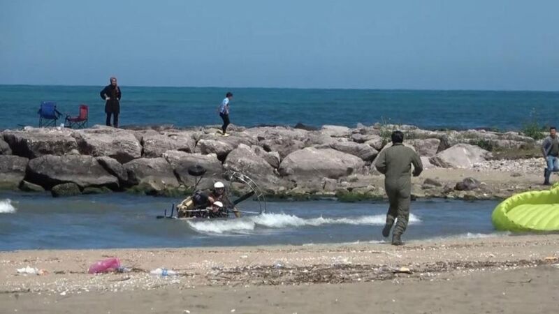 Giresun’da bayram kutlamasında korku dolu anlar: Paramotor denize düştü